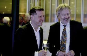 Aftenpostens sjefredaktør Espen Egil Hansen (t.v.) og nå publistisk ansvarlig og styreleder for alle Schibsted-avisene, Torry Pedersen. Her på konsernets julearrangement i desember 2016.