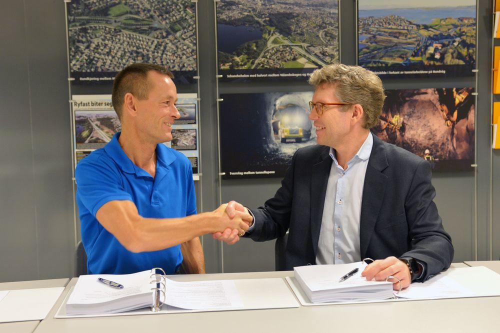 Prosjektleder Gunnar Eiterjord, til venstre, og administrerende direktør i Bravida, Tore Bakke, signerte i dag elektrokontrakten for Eiganes- og Hundvågtunnelen.