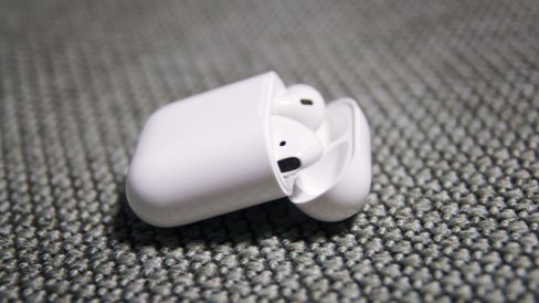Selve pluggene holder i fem timer av gangen, men du kan få ytterligere 19 timer fra batteriet i ladeetuiet.