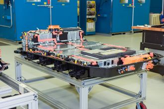 Bildet viser batteriet til Opel Ampera-E, som har en energikapasitet på 60 kWh. Pakka består av 288 celler fordelt på 5x2 moduler og veier cirka 430 kg.