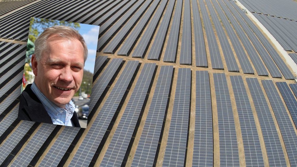 Konsernsjef Raymond Carlsen studerte solenergi i USA på 1980-tallet. I bakgrunnen Scatec Solars Agua Fria-solkraftverk på 60 MW i Honduras.