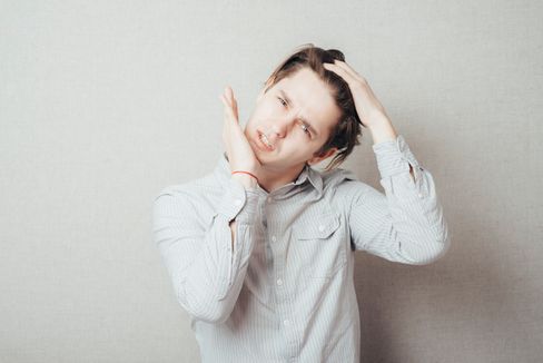 Nei, «Businessman with neck pain after long hours at work», det finnes en bedre måte å fikse nakkesmertene på.