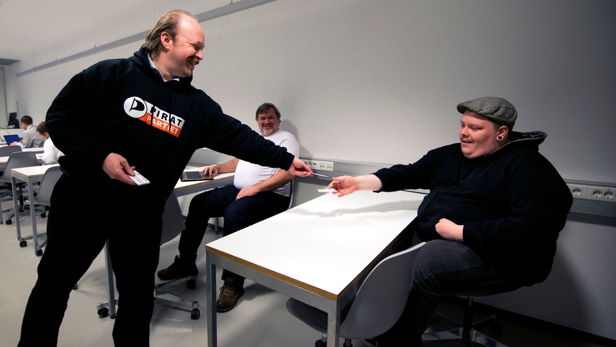 Piratpartiets Geir Aaslid delte villig ut partiets visittkort til studentene på IT-linjen ved Høgskolen i Østfold før stortingsvalget i 2013.