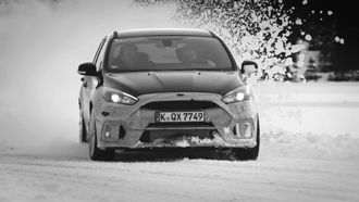 Ford Focus RS med sebramønster testes på vinterføre.