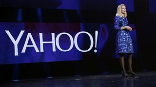Yahoo splittes og toppsjefen trekker seg fra styret