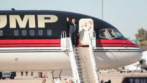 Donald_Trump_with_plane_%2823716364211%2