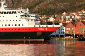 Hurtigruteskipet MS Nordlys ved kai i Bergen.