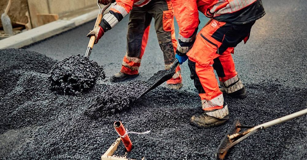 Veidekke er landets største asfaltentreprenør, og sto alene for over tredjeparten av asfaltproduksjonen i Norge i 2016.