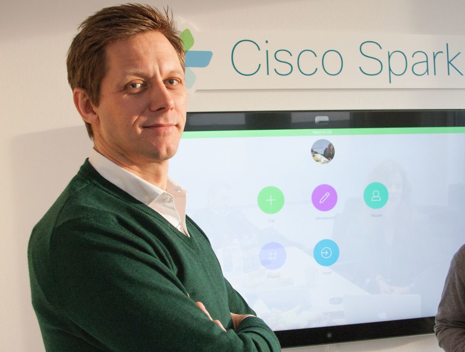 Administrerende direktør Sven Thaulow i Cisco Norge foran den norskutviklede Spark Board.