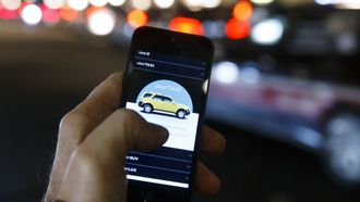 Transporttjenesten Uber lar deg bestille bil med en app.