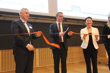 Energy minister Terje Søviknes cuts the cord and open the HydroCen in Trondheim. He is assisted by the centre's chairman of the board Ivar Arne Børset and general manager Hege Brende.