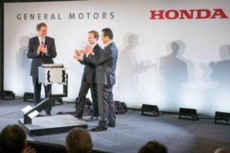 General Motors' nestsjef for global produktutvikling Mark Reuss (t.v), Michigans viseguvernør Brian Calley og Honda-direktør for Nord-Amerika Toshiaki Mikoshiba annonserer fellesforetak som skal produsere brenselceller.