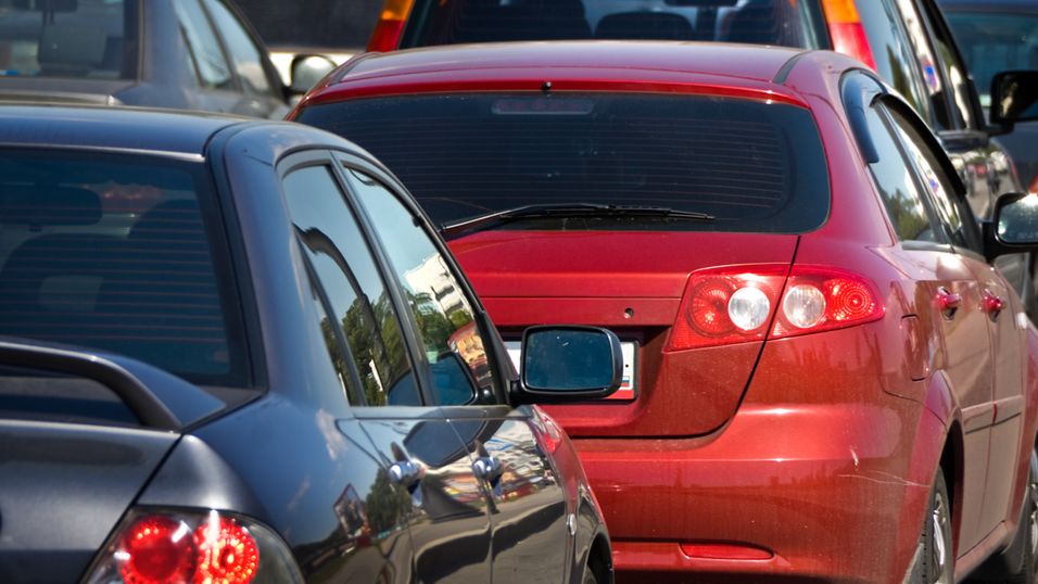 Smarte biler kan gi bedre trafikkavvikling og mindre leting etter parkeringsplasser, tror Telenor.