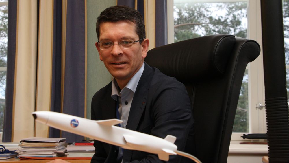 Geir Håøy har en modell av Naval Strike Missile på pulten sin ved hovedkontoret på kongsberg.