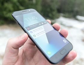 I år kom det tre Galaxy A-modeller, 3, 5 og 7. Alle er tette og alle har design inspirert av Galaxy S7. For neste år spekuleres det i at Samsung kun vil slippe Galaxy A8 og Galaxy A8+.