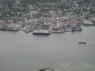 Hurtigruten til kai i Tromsø.