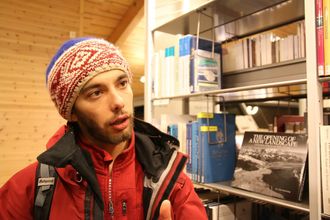Masterstudenten Niek Heijkoop fra Universitetssenteret på Svalbard (UNIS) og TU Delft i Nederland jobber i ti minusgrader, for å teste is som påføres sykliske, altså regelmessige, belastninger.