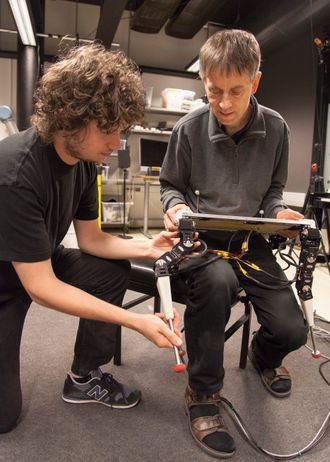 Stipendiat Tønnes Nygaard utvikler en fleksibel robot og forsker på hvordan en robot kan tilpasse seg både i form og bevegelse ut i fra omgivelsen den befinner seg i. Den skal utstyres med ulike sensorer som skal bistå i å forutse fremtidige situasjoner den må håndtere. Her er han sammen med professor Jim Tørresen.