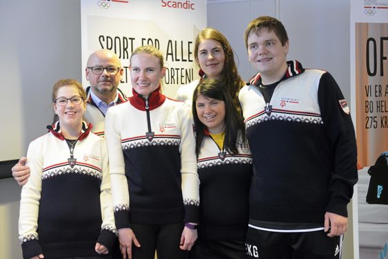 SAMMEN MED GJENGEN: Her ser du Stål Rune sammen med skyøteløperne (f.v) Lise Kathrin Jensen, som er hans datter, Eirik Knudsen Gåseidnes, Johanne Berg, Ida Karine Norstrøm og i tilleggg ser du Camilla Farestveit fra Norges Skøyteforbund. Bildet er tatt foran Special Olympics Winter Games i 2017.