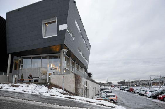 LIGGER HER: Det nye senteret ligger sentralt plassert i andre etasje i politihuset i Ski.
