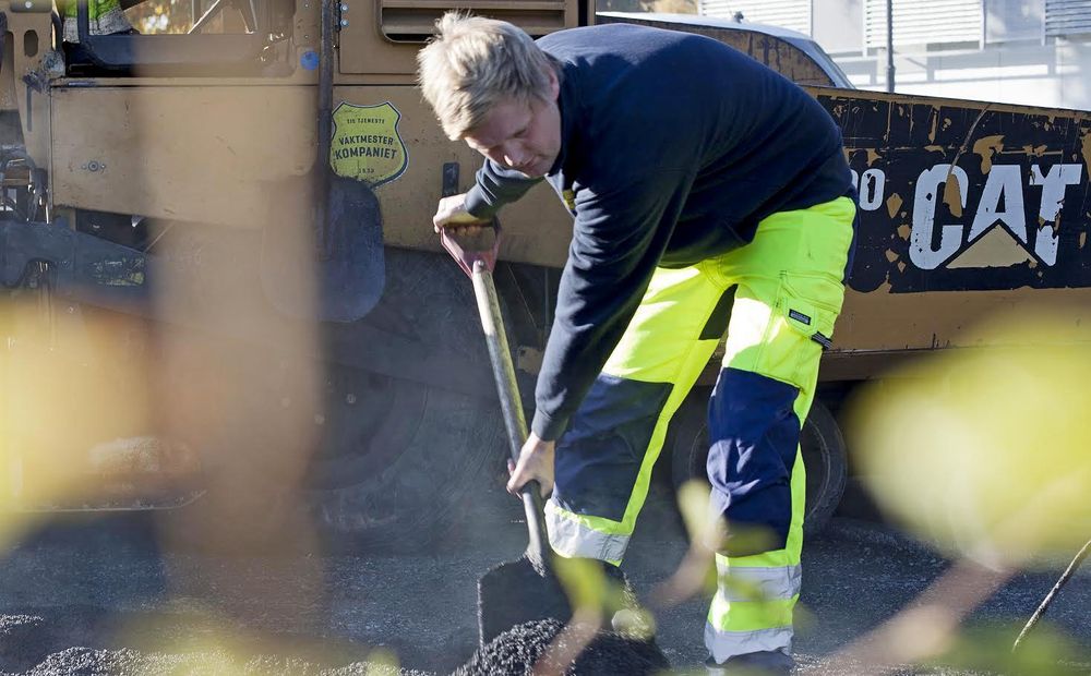 Vaktmesterkompaniet vil ikke lenger nøye seg med å asfaltere i Oslo-området. Nå har det gitt pris på to av Vegvesenets asfaltkontrakter, og flere anbud skal det bli.