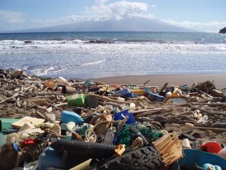 Plastemballasje i havet og i naturen er et økende problem. 85 prosent av alt som havner i havet synker til buns eller flyter rundt. 15 prosent havnet på strendene, som her på Hawaii. Norner skal forske på mer miljøvennlig plastemballasje.
