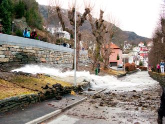 Norske vannledninger er i forfall. Lekkasjegraden er stor, av og til voldsom som her i Bergen der en vannledning sprakk og førte til store skader i 2010.