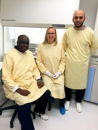 Tredimensjonalt: Seniorforsker Kristin Syverud jobber sammen med professor Kamal Mustafa og Ph.D-student Ahmed Rashad med å erstatte ødelagte bein i menneskekroppen gjennom 3D-printing.