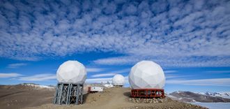 I løpet av den korte antarktiske sommeren bygde KSAT i 2013 to nye antenner ved Troll-basen nær Sydpolen.