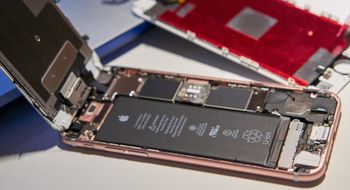 Reparasjon av iPhone 6S Det gikk skikkelig galt da vi reparerte en iPhone 6S