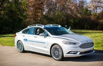 Ford viste i fjor frem sitt nyeste utviklingskjøretøy for autonom teknologi, basert på modellen Fusion hybrid, bedre kjent som Mondeo i Europa.