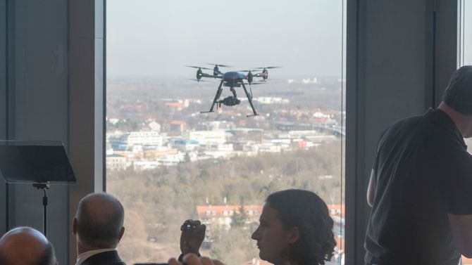 Det engelske selskapet Aerialtronics produserer industrielle droner og har etablert et partnerskap med IBM rundt Watson-teknologien som skal hjelpe dem å analysere videodata fra dronene. En slik drone hang utenfor vinduet og filmet inn i pressekonferansen.