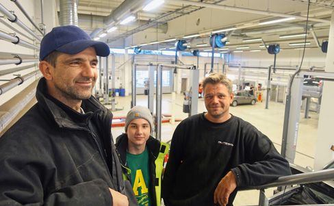 Hos AutoXL i Skien har de ansatte i verkstedhallen fått en mye bedre arbeidshverdag etter at de la lydisolerende plater i taket.