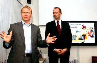 Funcom-direktør Trond Arne Aas går lysere tider i møte, mener britisk analytiker. Her avbildet sammen tidligere kulturminister, Trond Giske, i 2008.