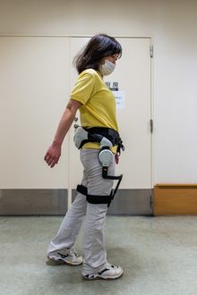Den elektriske gåstøtten brukes primært av slagpasienter som skal lære seg å gå igjen. Apparatet kan føle nerveimpulsene i beinmusklene og bidrar til å styrke bevegeligheten.