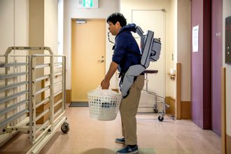 Denne innretningen, kalt et exoskjelett, sparer ryggen for tunge løft. Japansk eldreomsorg med stor mangel på personale har gjort at regjeringen har intensivert satsingen på å utvikle slike hjelpemidler.