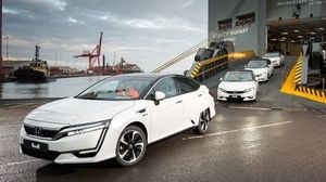 100083_First_Honda_Clarity_Fuel_Cell_Arr