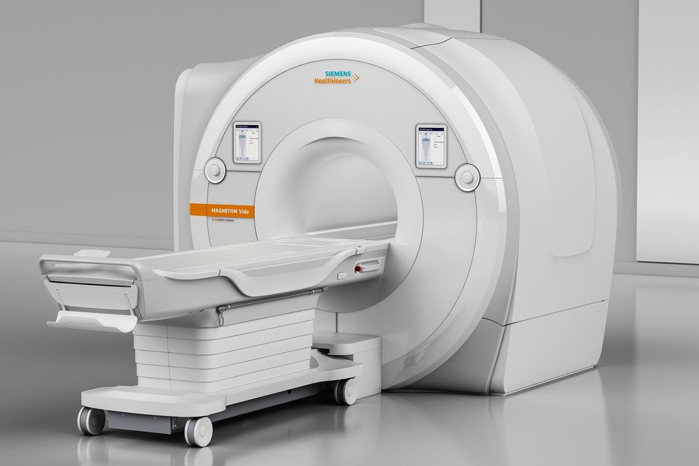 Siemens Healthineers kommer med en ny og sterkt forbedret variant av MRI – Magnetic resonance imaging, kalt Magnetom Vida1. Den skal gi vesentlig bedre bilder under vanskeligere forhold, og ikke minst gjøre jobben mye raskere enn tidligere.