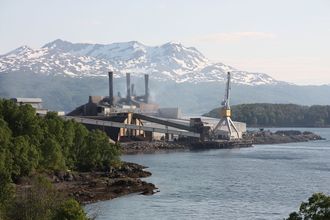Finnfjord smelteverk produserer 100.000 tonn ferrosilisium i tre smelteovner. Smelteverket har installert dampturbin som produserer 340 GWh fra eksosvarmen.