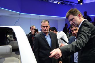 Intel-sjef Brian Krzanich (t.v), Mobileye-grunnlegger Amnon Shashua og Klaus Fröhlich fra BMW Group på CES i januar.
