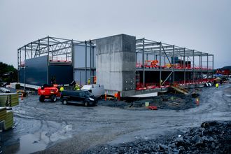 Bygget på Haugsneset ved Kårstø får en grunnflate på 3000 kvadratmeter. Enda et slikt bygg skal reises i forbindelse med neste fase av utbyggingen på Johan Sverdrup-feltet.