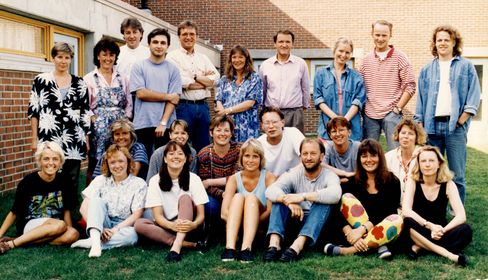 1990-92. Foran: Linda Vaeng Sæbbe, Hilde Skjesol, Bente iversen, Lalja Ellingsen, Bjørn Kristian Lunde, Lisbeth Ivetorp og Ann Eileen Ditlevsen. I midten: Anne Synnøve Tjersland Johnsen, Berit Almendingen, Ann Olaug Slatlem, Skjalg Erik Fjellheim, Brit Johanne Pedersen og Nina Rigmor Syvderud Skyrud. Bak: Astrid Thomassen, Wenche Spjelkavik, Tore Hansen, Jan-Terje Østerberg, Tor-Anders Hovik, Nils-Helge Tømmerås (lærer), Bodil Marthiniussen Skarseth, Ketil Gjelstein Bjerke og Kristoffer Nordvik.