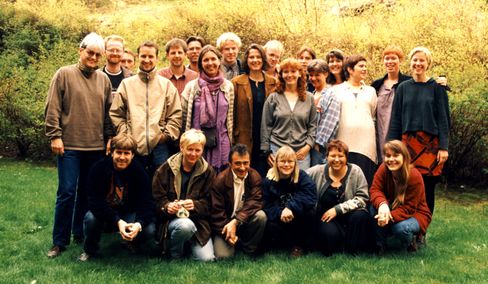 Journalistklassen i Bodø i 1994-1996: Foran: Erlend Sande, Elin Marie Fredriksen, Sigmund Johnsen, Mona Solbakk, Ann-Kristin Sørensen og Line Scheistrøen. Bak, fra venstre: Håkon Okkenhaug, Børge Røssaak Nilsen, Øyvind Lein, Jarle Rotvold Johansen, Anders Werring, Erling Brodtkorp Roseth, Guri Sandvik, Kjell Vidar Aune, Hege Pauline Hovig, Erik Munsterhjelm, Elin Balterzen, Anen Christine Bratt, Margrethe Helen Sindre, Lise Lysfjord, Gunnhild Moen, Hege Iren Hanssen og Tone Rønning.