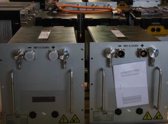 Batteripakker klar for siste sjekk i fabrikken til PBES i Trondheim.