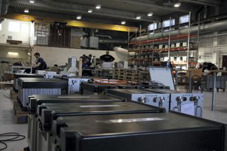 Batteripakker i ulike stadier i den foreløpige produksjonslinjen hos PBES i Trondheim.