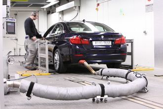   The exhaust of the ADAC tests a BMW 530d in 2010. 