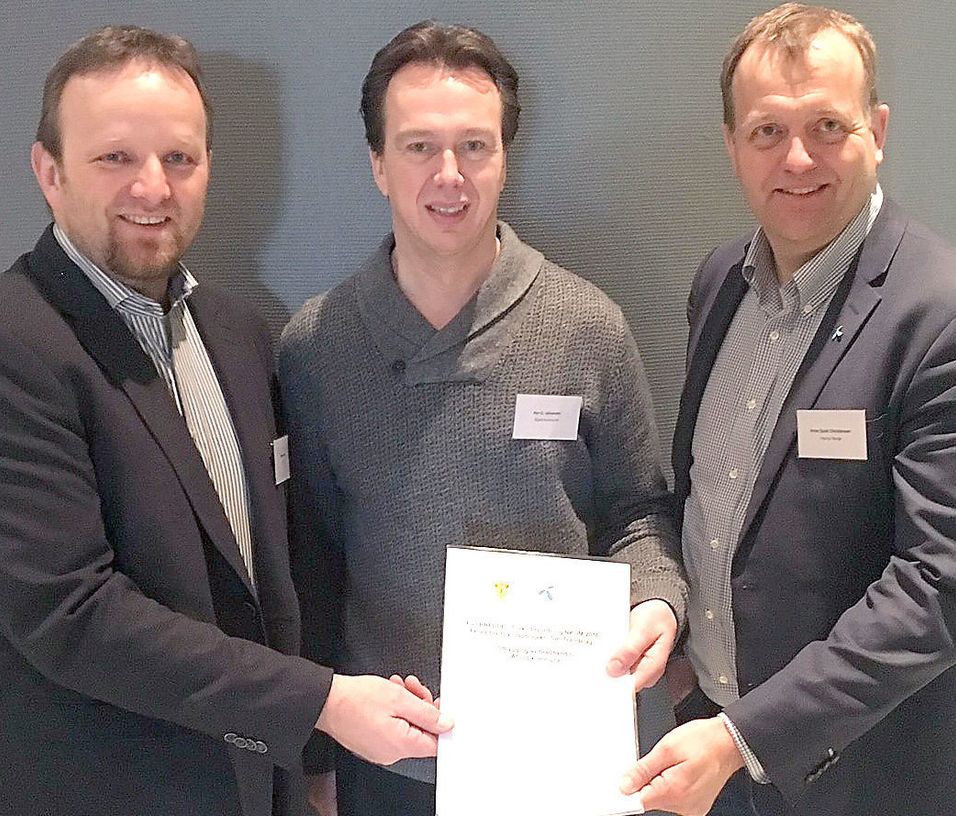 Pål M. Dahlø i Sør-Trøndelag fylkeskommune, rådmann Per O. Johansen i Åfjord og Arne Quist Christensen i Telenor har skrevet kontrakt for leveranser av fiber til hjemmet i Åfjord i Sør-Trøndelag.