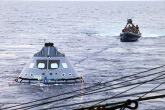 Øvelse: Orion-romfartøyet gjennomgår stadig prøver på bakken. Her trener dykkere fra den amerikanske marinen på bergingsoperasjoner i Stillehavet utenfor California-kysten.