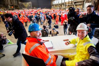 Administrerende direktør i Kværner, Jan Arve Hauan, og Torger Rød i Statoil under signeringen av Njord-kontrakten som inngår i en opprustning av Njord-feltet til 20 år lengre produksjonstid. i tillegg til tilkobling av det nye feltet Bauge.