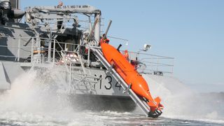 Hugin-test fra KNM Karmøy. Sjøforsvaret har fire Hugin AUV-er . FFI har en til videre utviklingsoppgaver.
